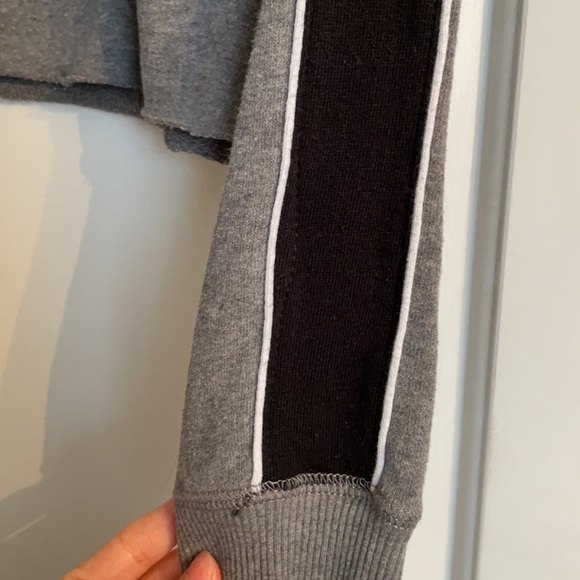 Grey, Black snd White XS Hollister Cropped Crewneck Sweatshirt - Picture 2 of 4